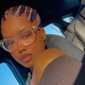 Meet your Posher, Omolola